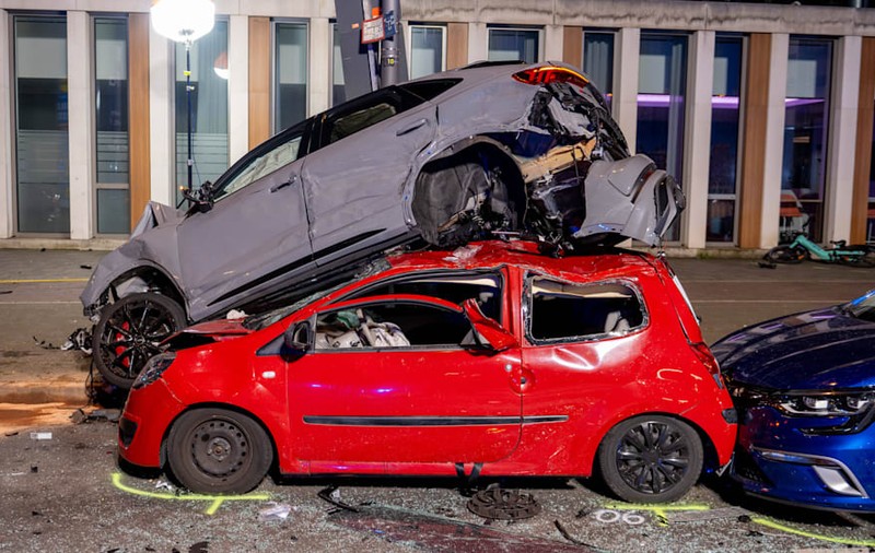 Șoferul vinovat de accidentul cu 14 victime și 10 mașini distruse, filmat blocat la volan, în Köln. Arestat, după ce a fost descarcerat. VIDEO