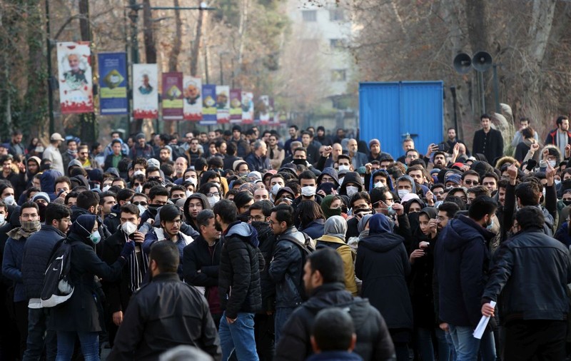 În Iran, manifestanții au vrut să își arate solidaritatea cu victimele din avionul doborât de forțele de la Teheran FOTO: EPA