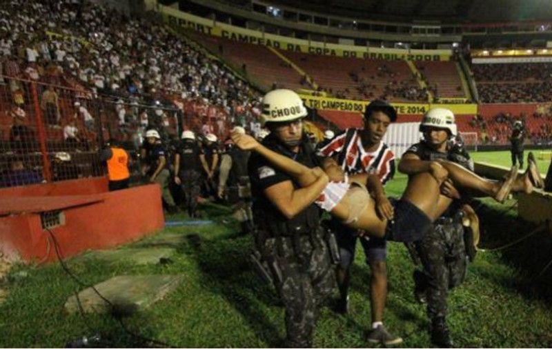 Peste 60 de răniți la derby-ul statului Pernambucano, Sport - Santa Cruz. Măcel pe stadionul din Recife