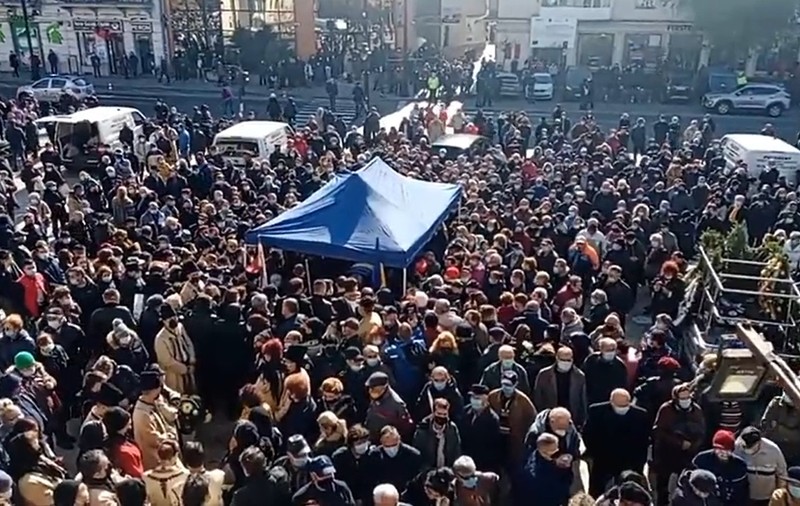 Petrică Mîțu Stoian a fost înmormântat. Mii de oameni l-au condus pe ultimul drum, în Craiova: „Mîțu, nu pleca, Oltenia nu te va uita”