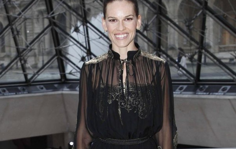 Hilary Swank a fost în România. Află de ce!