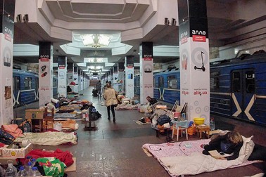 24 mai 2022. Oamenii stau în locuințele lor improvizate într-o stație de metrou din Herson. De la începutul invaziei ruse din 24 februarie, stațiile de metrou au fost folosite ca adăposturi și mulți cetățeni ale căror case deveniseră locuibile din cauza bombardamentelor mai trăiesc acolo.