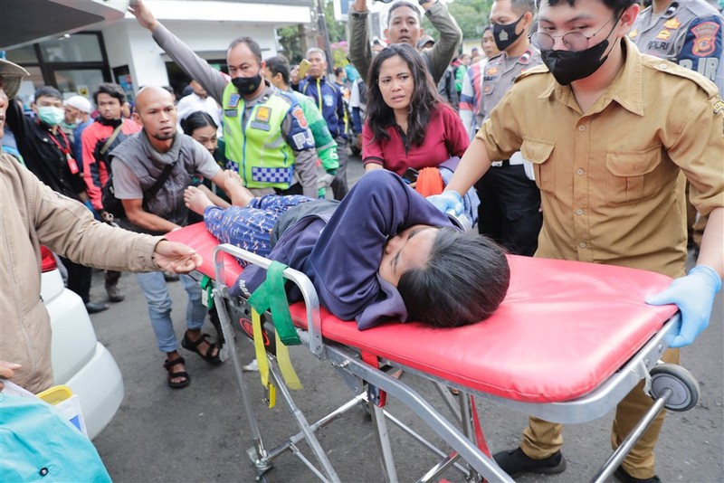 Salvatorii transportă o victimă rănită în urma cutremurului la un spital din Cianjur, Java de Vest, Indonezia, 21 noiembrie 2022. EPA