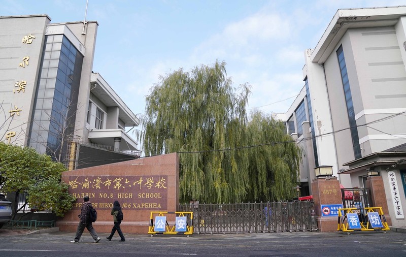 Zeci de elevi, izolați într-o școală din China, după ce un profesor a fost infectat cu COVID