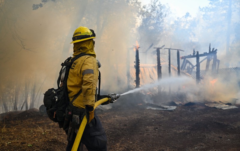 Cel mai mare incendiu de vegetație din California se extinde rapid: mii de pompieri se luptă cu flăcările, care au pârjolit o zonă cât orașul Los Angeles