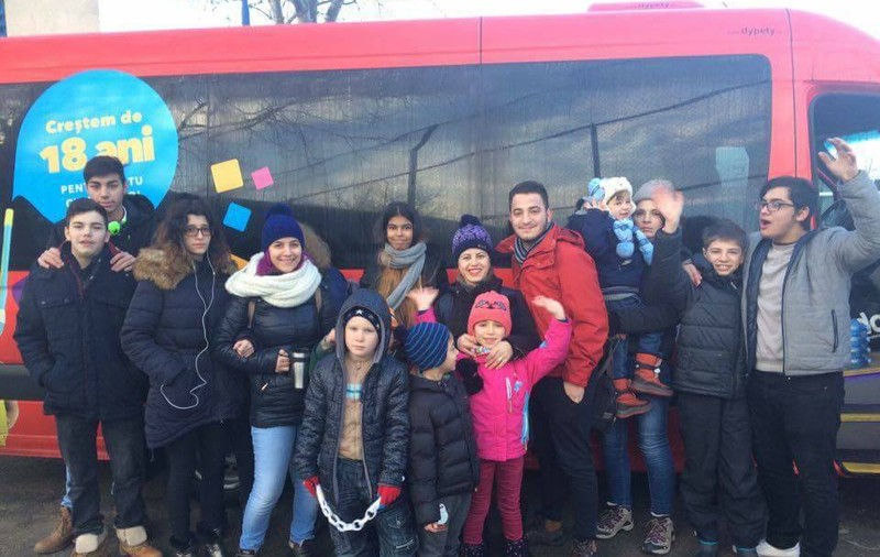 EXCLUSIV / Înger păzitor pentru copiii abandonați de părinți. Un orfan îi ajută pe alți minori instituționalizați să aibă un viitor