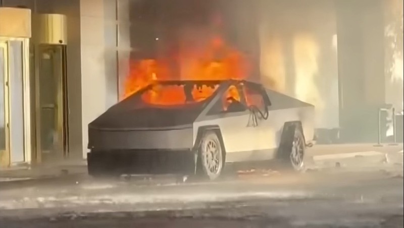 Un Tesla Cybertruck a explodat în fața Hotelului Trump International din Las Vegas miercuri, 1 ianuarie 2025. Captură foto: YouTube