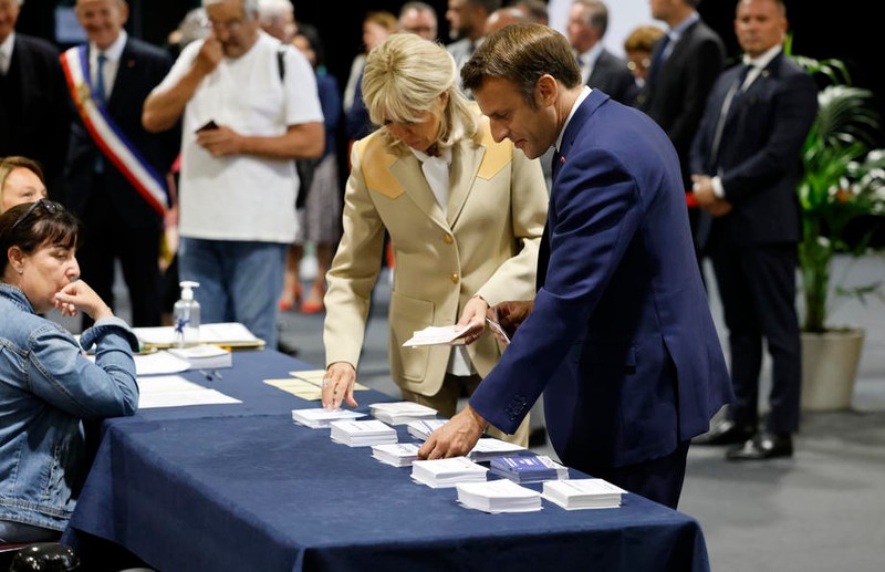 Președintele Emmanuel Macron și soția sa, Brigitte Macron, au fost printre cei care au votat în prima parte a zilei de 12 iunie (foto EPA)