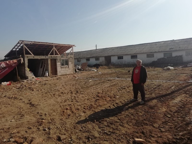 Tatăl fetiţelor, Aurelian Mocanu, încercase să construiască de unul singur o casă
