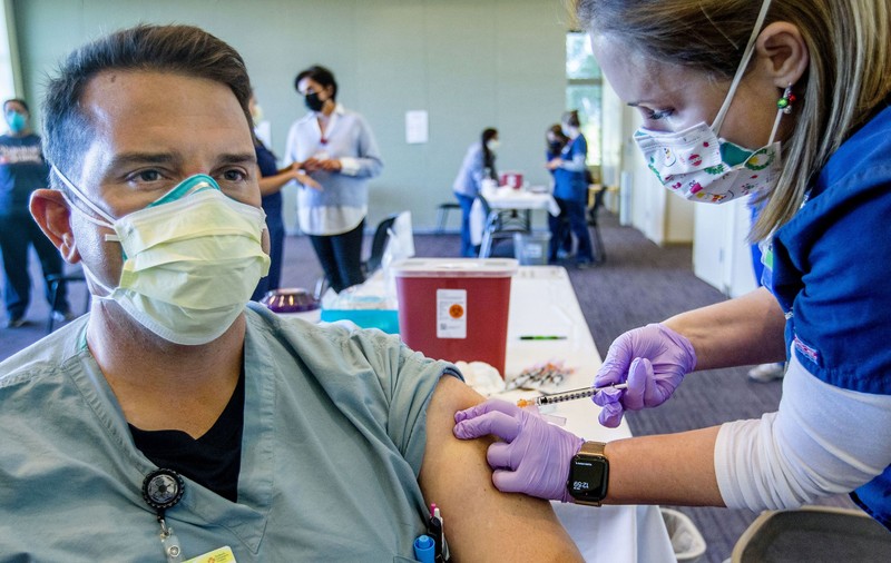 Experți UE: Vaccinurile anti-COVID-19 sunt eficiente și împotriva noii tulpini din Marea Britanie