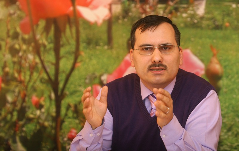 Condamnat ieri la 15 ani pentru viol, Bogdan Drăghici era așteptat astăzi din nou la judecătorie. Într-un alt dosar, era acuzat că și-a agresat și fiica biologică