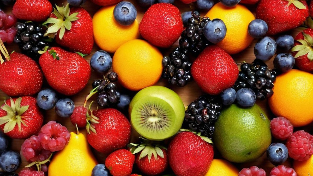 O varietate de fructe și fructe de pădure - căpșune, zmeură, afine, kiwi, mure, portocale - sunt puse pe o masă de lemn