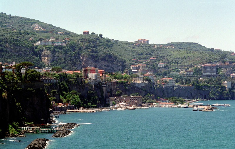 O turistă a fost drogată și violată de 5 angajați ai unui hotel din Italia. Bărbații au filmat atacul