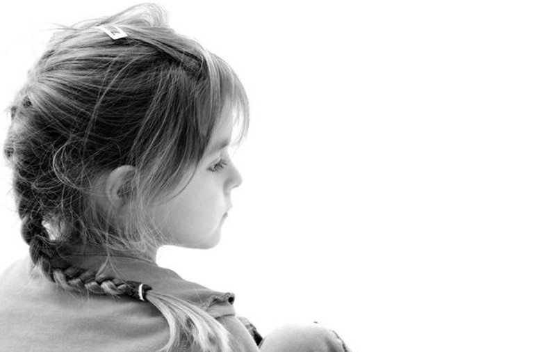 Copilă de 6 ani, snopită în bătaie de o profesoară, pentru că a făcut o greşeală de scriere