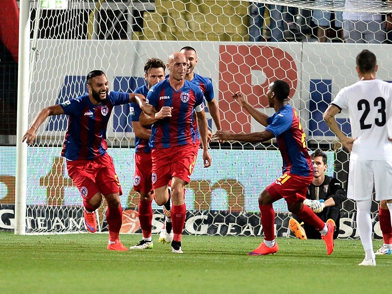 Gabi Muresan, felicitat de Florin Bejan după un gol marcat