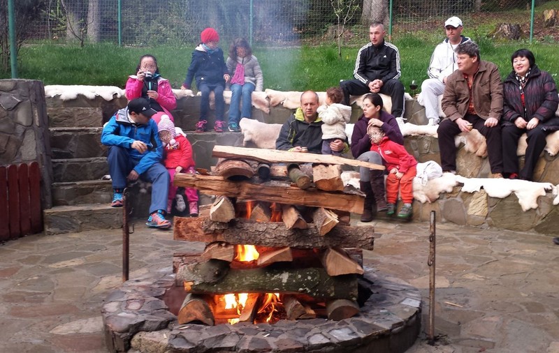 În minivacanţa de 1 Mai, turiştii de la munte petrec în jurul focului de tabără | FOTO