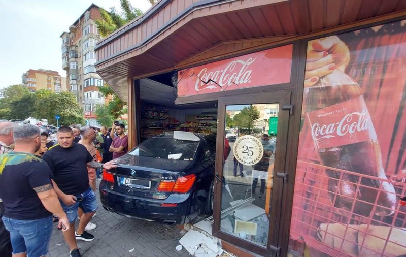 Un şofer a intrat cu mașina într-un magazin din Craiova, după ce a pierdut controlul direcției