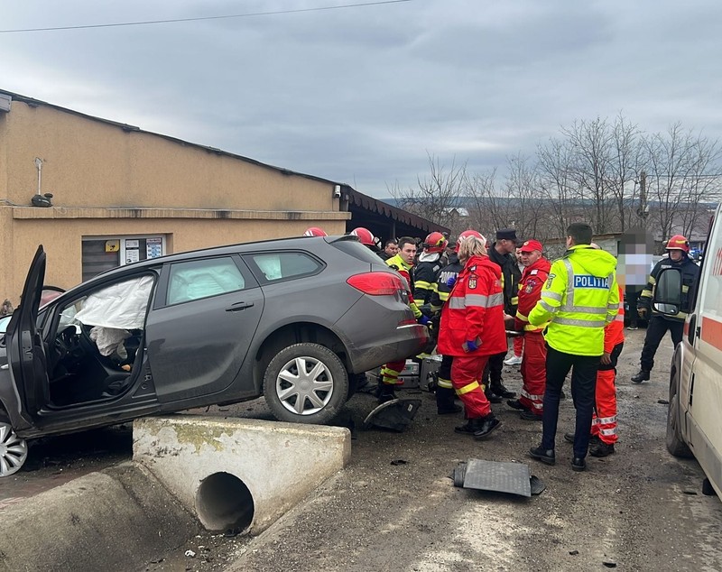 Cinci persoane au fost rănite după ce o mașină şi o ambulanţă s-au ciocnit în Iași