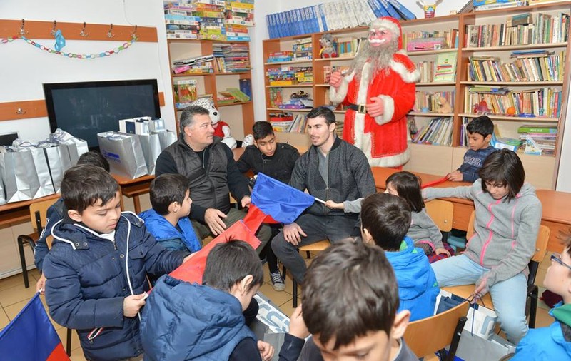 Florin Niță le-a oferit cadouri copiilor amărâți de la Fundația Sf. Macrina / FOTO