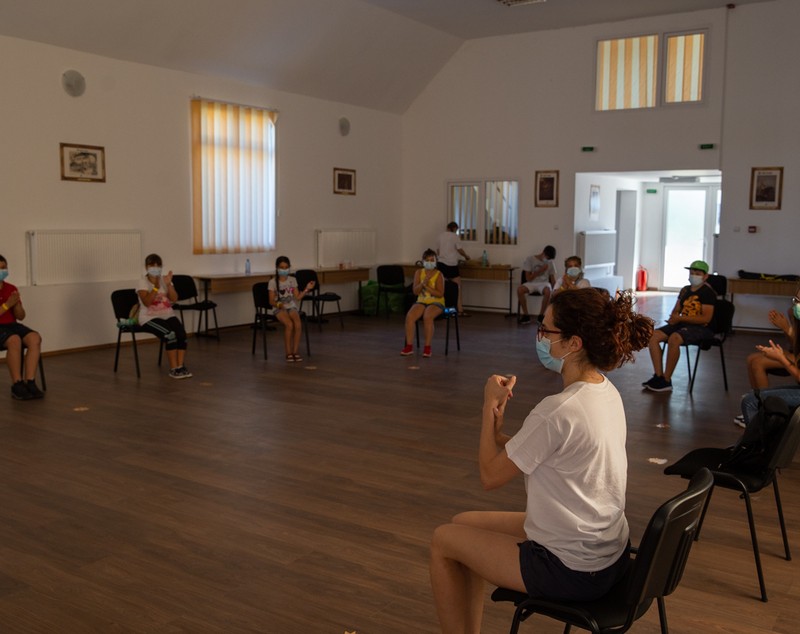 “Cultură’n șură”. O trupă de tineri artiști transformă curțile sătenilor în scene de teatru, de opt ani: “Dacă locuiești într-un sat, nu înseamnă că trebuie să fii izolat cultural”