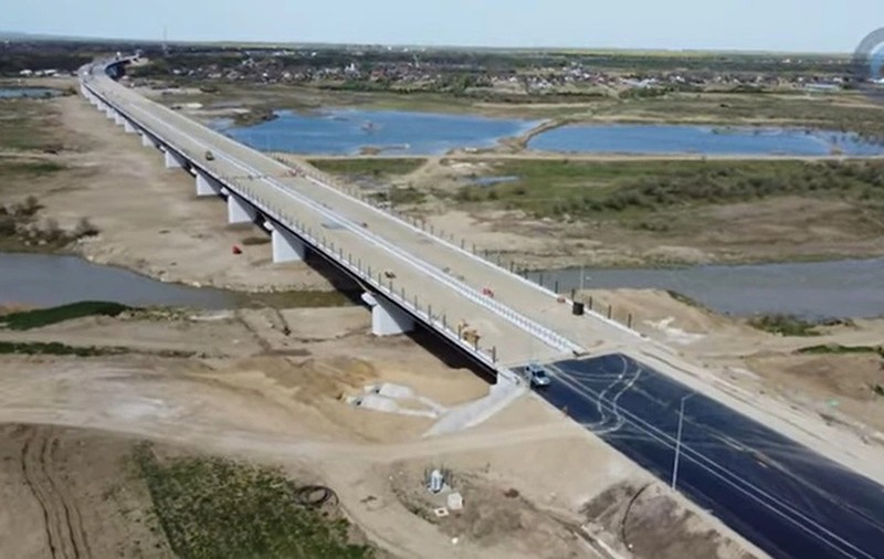 Unul dintre cele mai lungi poduri din România, complet betonat. Lucrările pe A7 avansează rapid