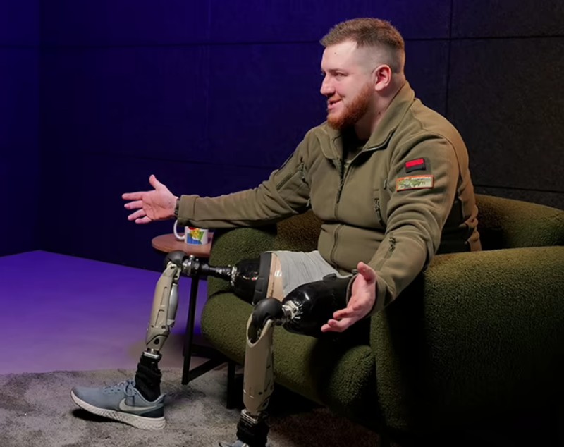 „Un haos”. Un veteran ucrainean care se afla la protezare în străinătate, după ce și-a pierdut picioarele în luptele din Donbas, a primit citație de înrolare