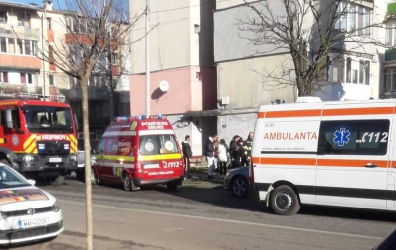 Crimă urmată de tentativă de sinucidere la Petroşani. Femeia a fost strangulată, iar apoi agresorul s-a înţepat în inimă