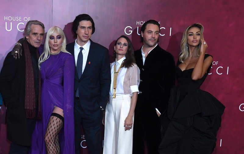Mădălina Ghenea, apariție extravagantă la premiera „House of Gucci”, la Londra. S-a întrecut în ținute cu Lady Gaga și Salma Hayek