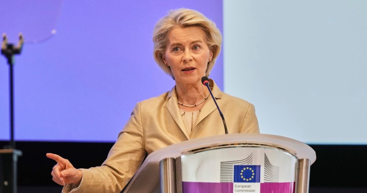 Președinta Comisiei Europene, Ursula von der Leyen, in sacou crem, cu mana dreapta intinsa, vorbe;te la microfon în cadrul conferinței „La un an după Raportul Draghi”, care a avut loc la sediul UE Charlemagne din Bruxelles, marți, 16 septembrie