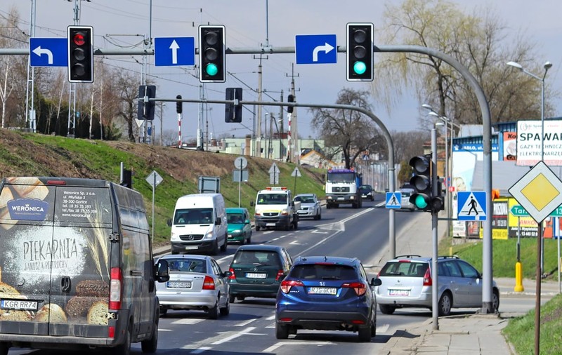 Mulți șoferi nu fac distincția între aceste două semne de circulație aproape identice, dar cu semnificații fundamental diferite