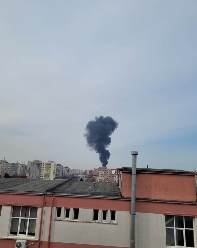 Incendiu puternic pe acoperișul unui bloc, în cartierul Rahova din București. FOTO