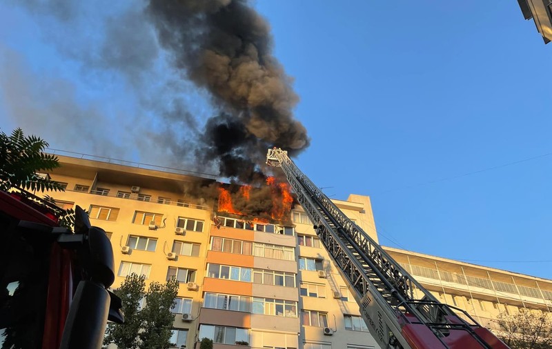 Incendiu violent, izbucnit la etajul al nouălea al unui bloc din București