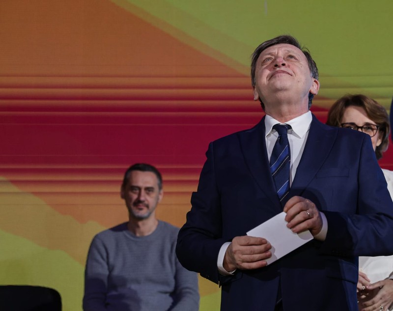 Ce nu s-a văzut la TV la „ungerea” lui Crin Antonescu drept prezidențiabil: atacuri în rafală la adresa lui Georgescu și jocuri de culise pentru împărțirea funcțiilor din Executiv