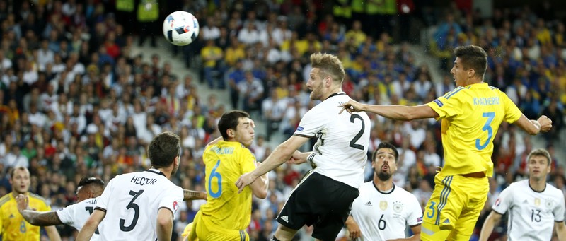 Mustafi, nr. 2, în tricoul naționalei, într-un meci cu Ucraina, din preliminariile Euro 2016