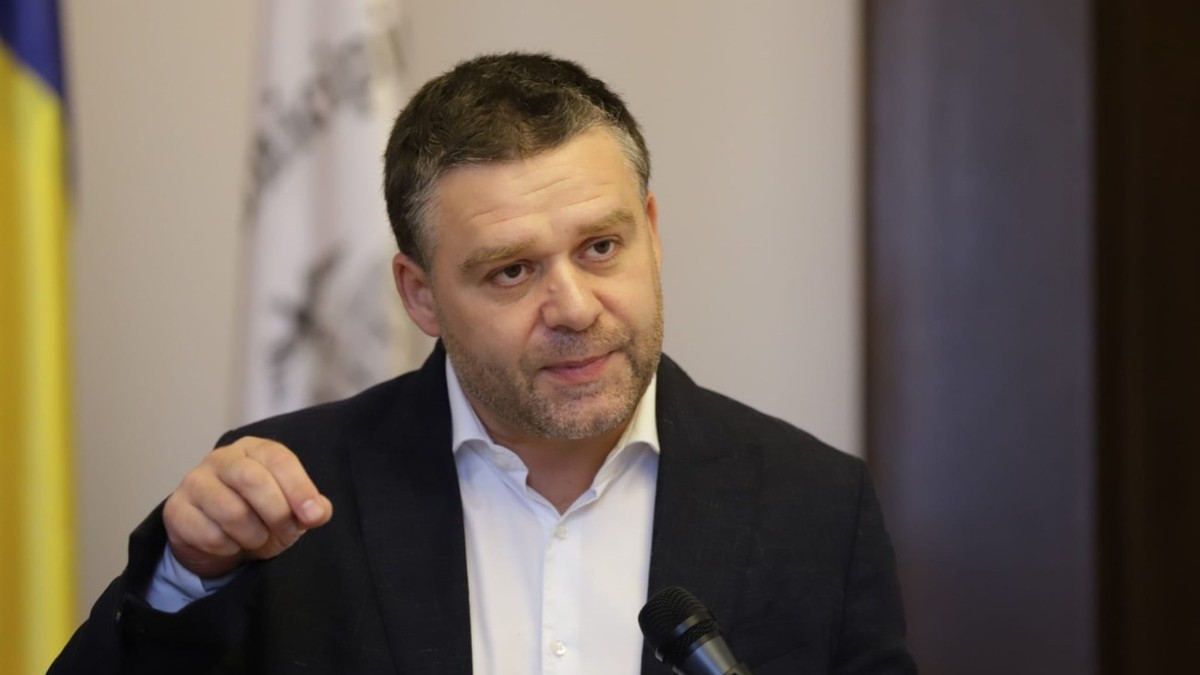 Ciprian Ciucu gesticulează într-o conferință de presă