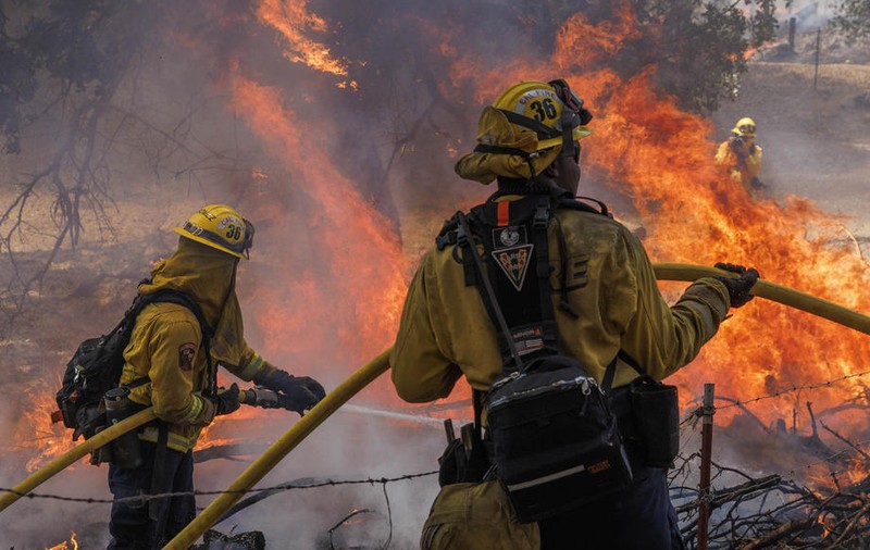 Incendiul McKinney se extinde în nordul statului California. Peste 21.000 de hectare au ars