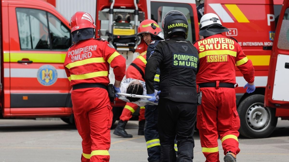 Echipajele de intervenție de urgență, pompierii și paramedicii români, se antrenează pentru a extrage și salva victima unui accident
