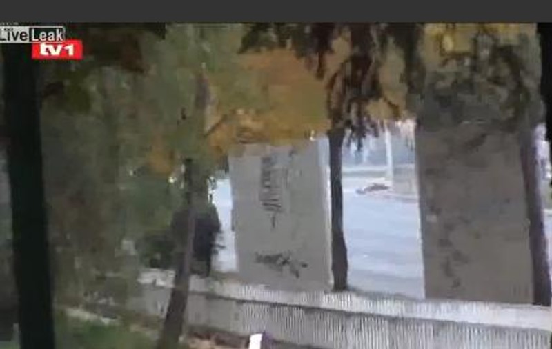 Video şocant! Uite momentul în care atacatorul de la ambasada SUA din Sarajevo este împuşcat!