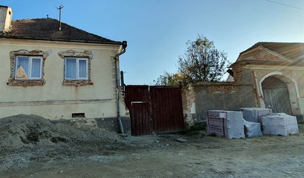 Gardul din fața fermei