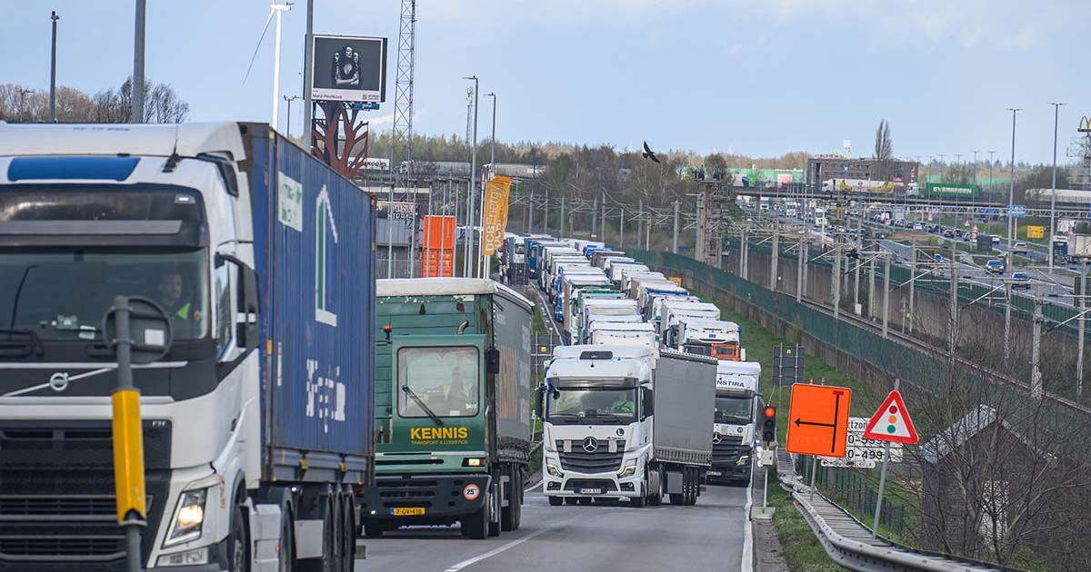 Un șir lung de camioane pe o șosea din Olanda