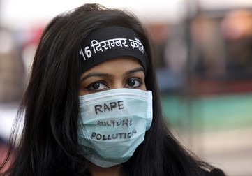 O studentă participă la un protest care marchează crima din autobuzul din Delhi. Foto EPA