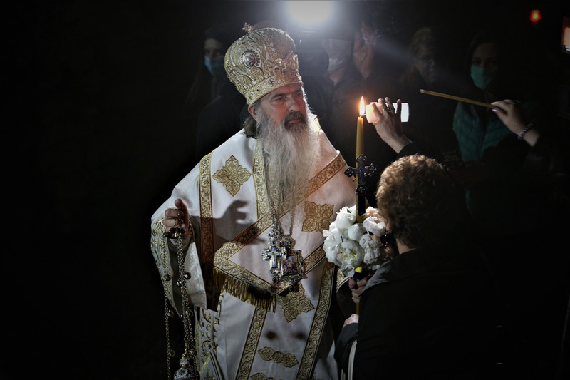 Credincioșii s-au înghesuit pentru a lua lumină de la Arhiepiscopul Tomisului