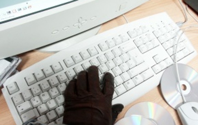 Bandă de hackeri, prinsă de poliţiştii de crimă organizată