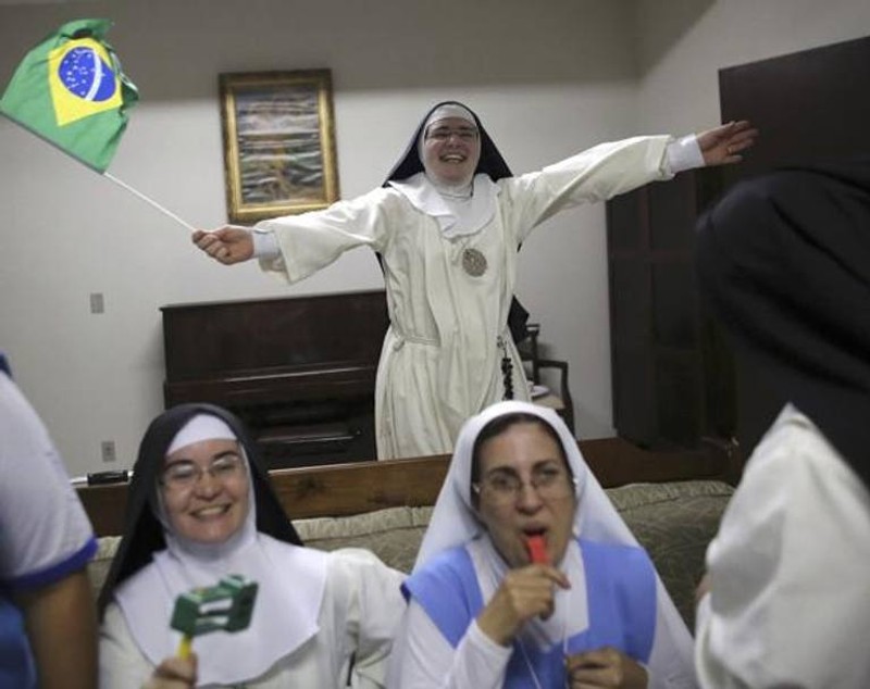 GALERIE FOTO / Călugărițele care urlă precum ultrașii pentru Brazilia!