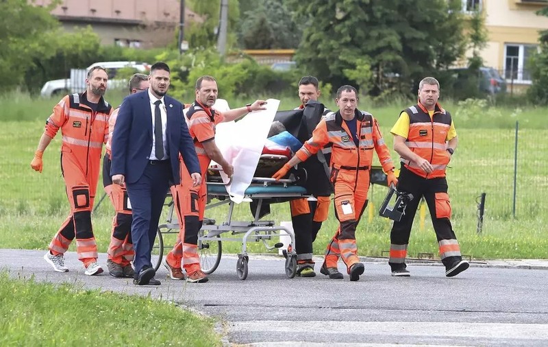 Robert Fico, împușcat. Ultimele detalii despre starea premierului slovac: „Prognostic pozitiv. Este conștient”