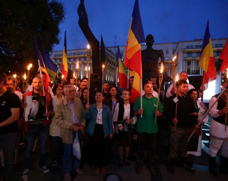 FOTO/ Ziua națională de cinstire a martirilor din temnițele comuniste a fost comemorată în Piața Revoluției