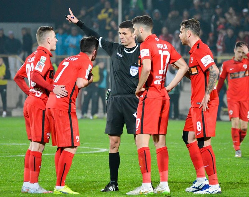 Liga I, etapa a 26-a. Astra - Dinamo 1-1. ^Dorin Rotariu a deschis scorul, Daniel Florea a egalat norocos. Steliano Filip, eliminat. Arbitrul a întrerupt meciul două minute / VIDEO