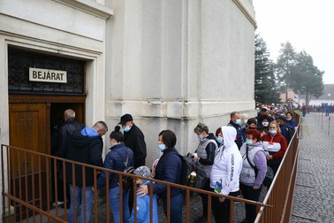 Oamenii aşteaptă să intre în biserică