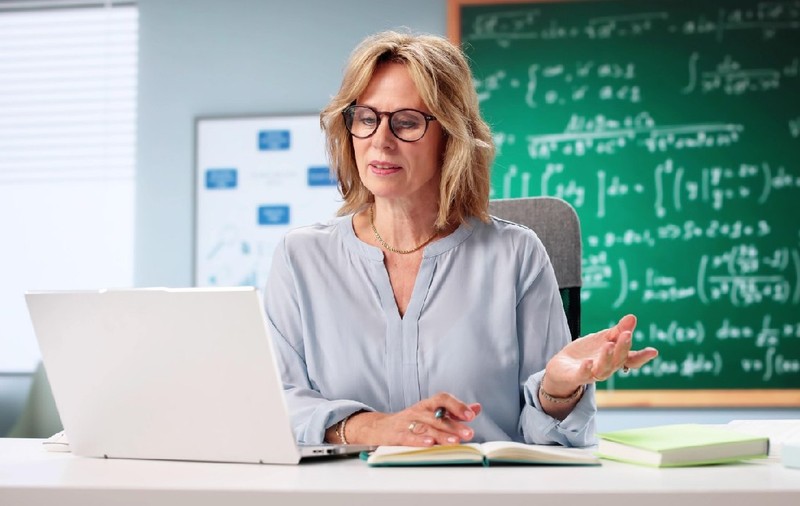 Profesorii din România câștigă mai bine decât alți angajați cu studii superioare. Raport OCDE