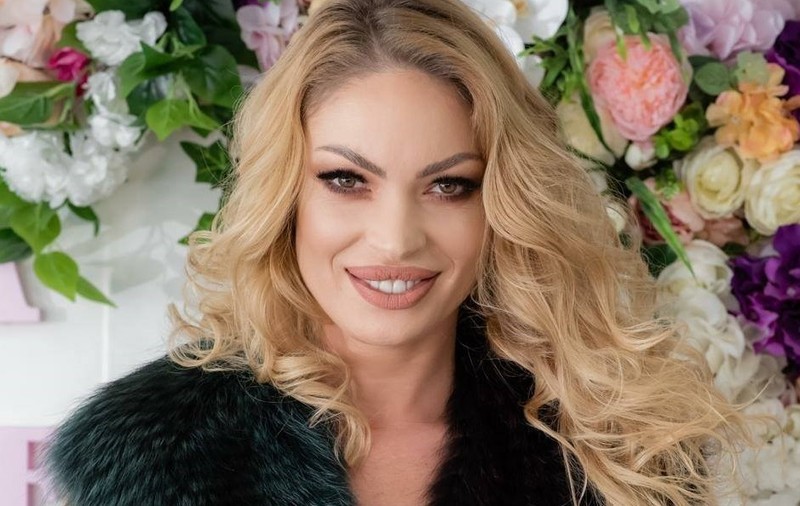 Valentina Pelinel, o mamă modernă. A apărut în fustă mini și cu tocuri înalte